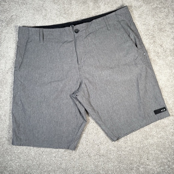 Oakley Shorts Mens 40 Gray Striped Golf Outdoor Athletic Performance Lightweight - Picture 1 of 8